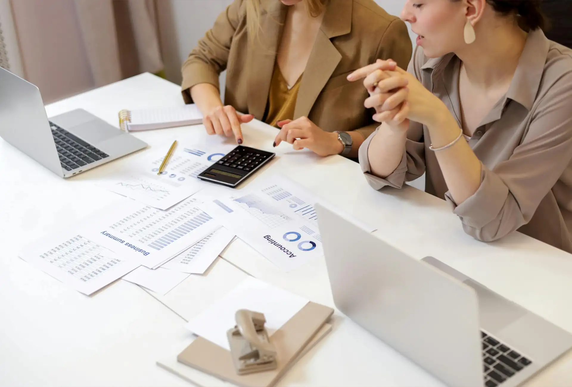 Accountant's using capture invoicing software.